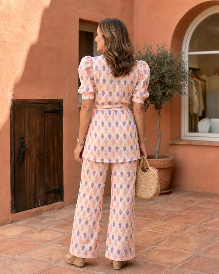 Elane | Blusa avvolgente con stampa e pantaloni svasati coordinati