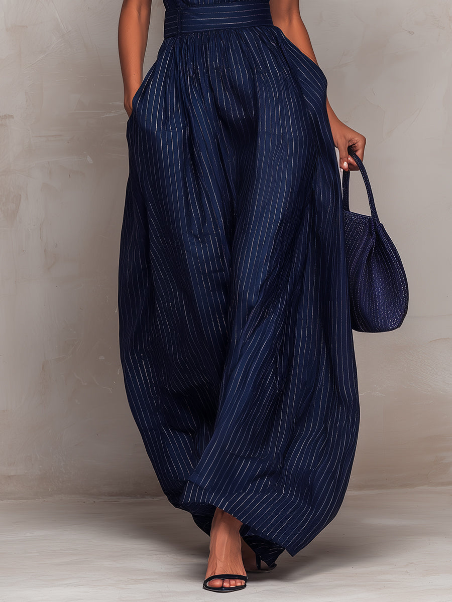 Anna - Completo blu scuro a righe con scollatura a chiave e pantaloni larghi