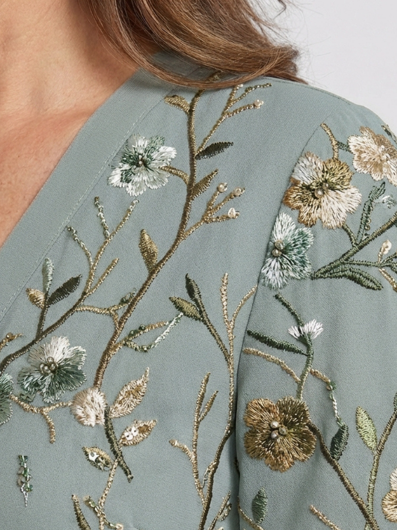 Evadne | Maxi Abito a V con Fiori e Maniche Corte